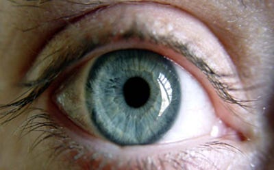 Gros plan sur un œil bleu avec l’iris nettement visible