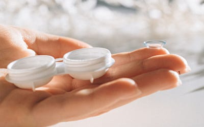 Strabisme et lentilles de contact : peut-on porter des lentilles lorsqu’on est atteint de strabisme ?