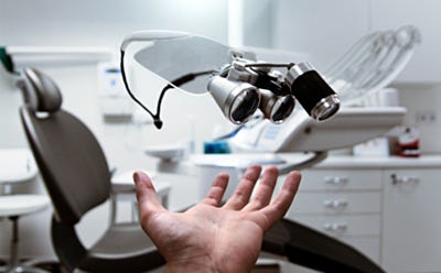 Loupes binoculaires médicales dans un cabinet de consultation spécialisé
