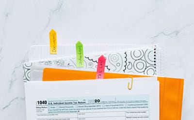Documents et enveloppe avec onglets adhésifs colorés pour le classement et le suivi administratif