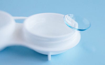 Lentille de contact transparente au-dessus d’un étui de rangement ouvert