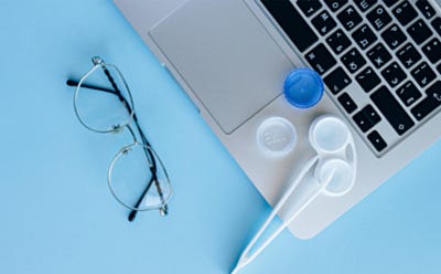 Accessoires de correction visuelle avec lunettes, étui à lentilles et ordinateur