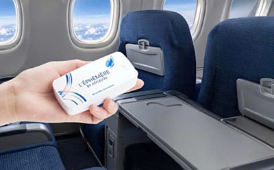 Boîte de lentilles de contact tenue à la main à l’intérieur d’un avion