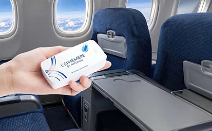 Boîte de lentilles de contact tenue à la main à l’intérieur d’un avion