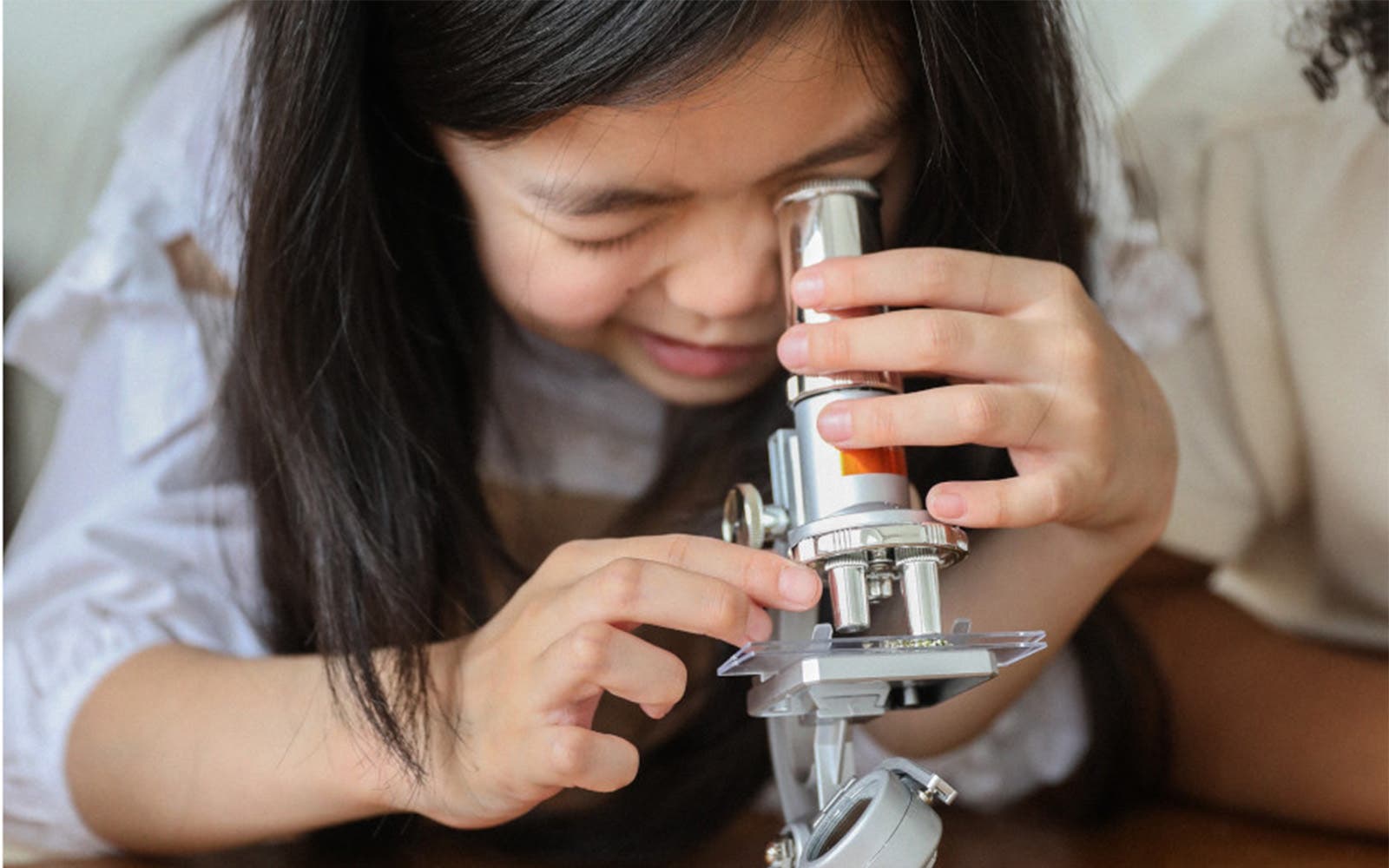 Enfant observant un échantillon au microscope