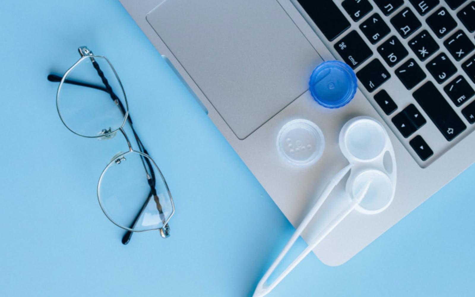Accessoires de correction visuelle avec lunettes, étui à lentilles et ordinateur