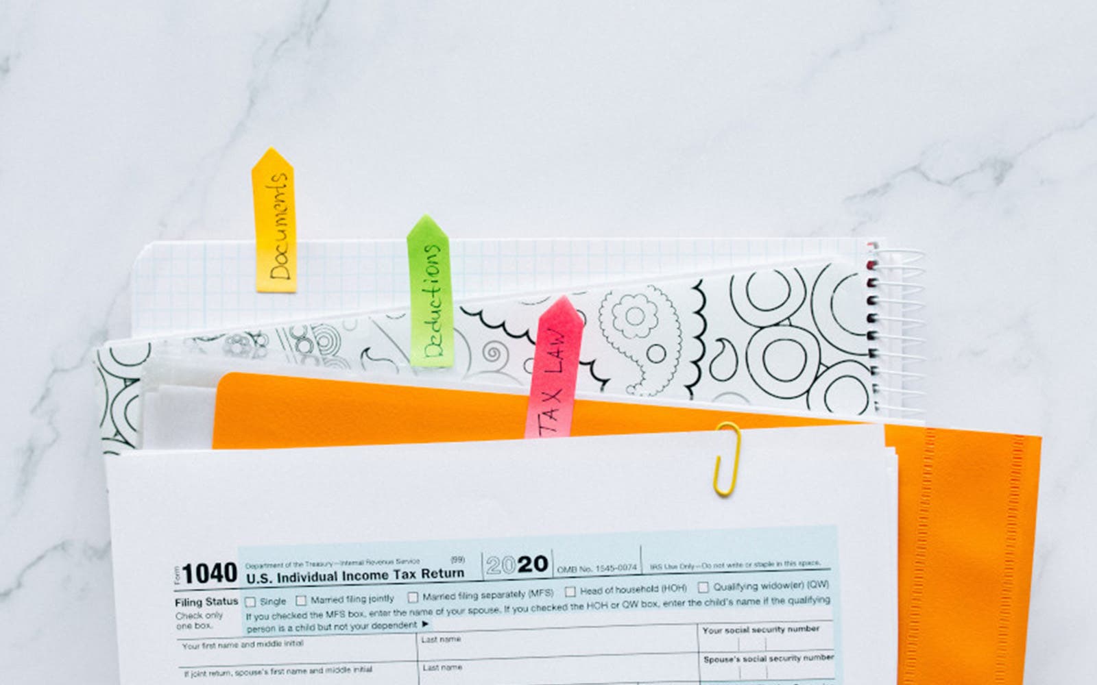 Documents et enveloppe avec onglets adhésifs colorés pour le classement et le suivi administratif
