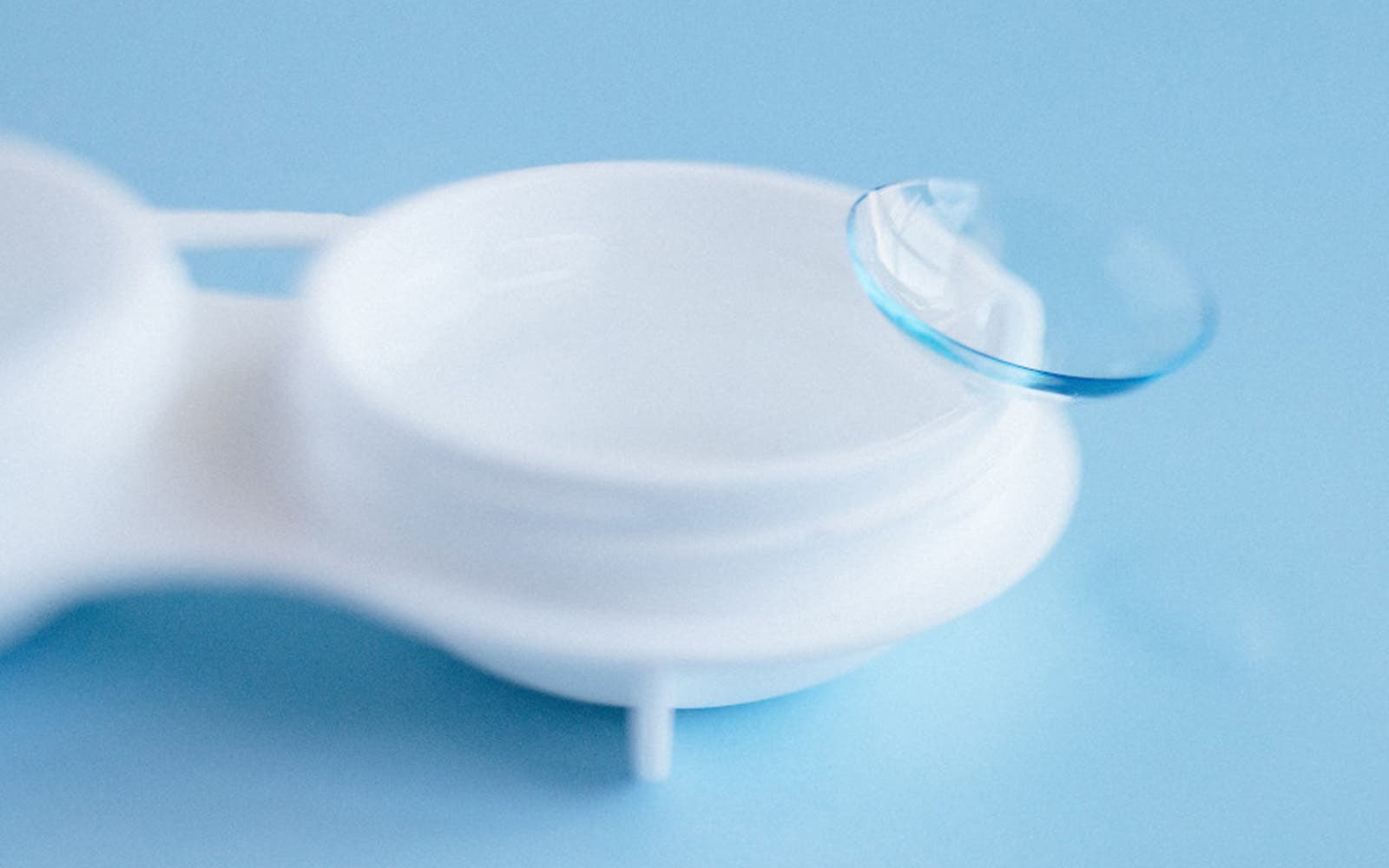 Lentille de contact transparente au-dessus d’un étui de rangement ouvert