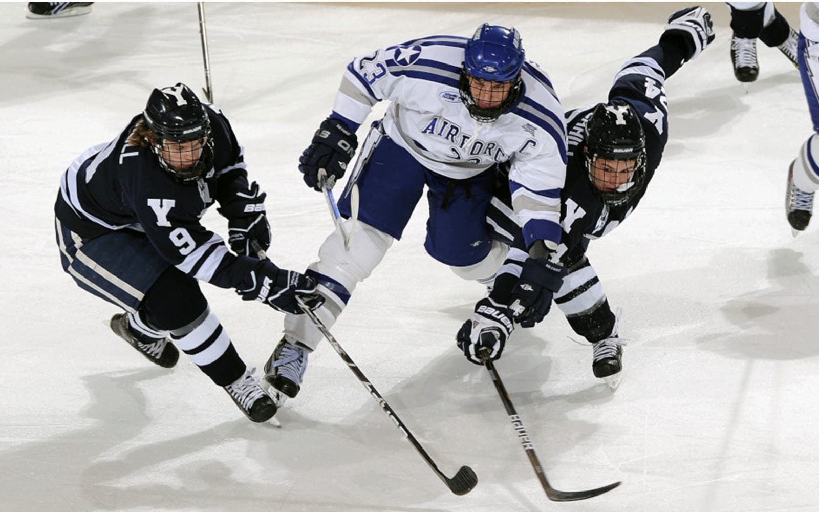 Joueurs de hockey sur glace disputant le palet lors d’un match"